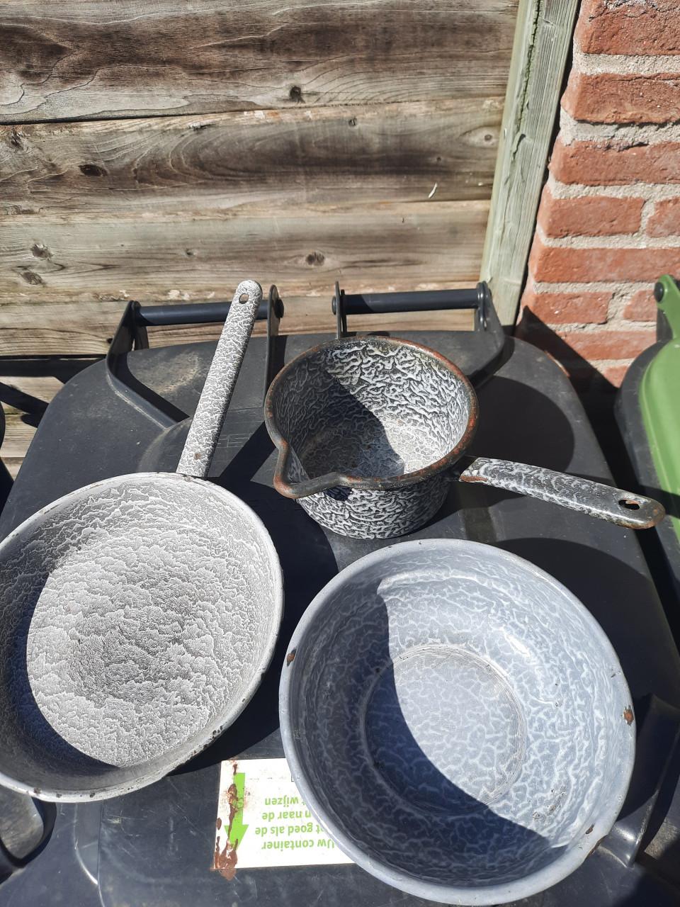Set gewolkte pannen en schalen