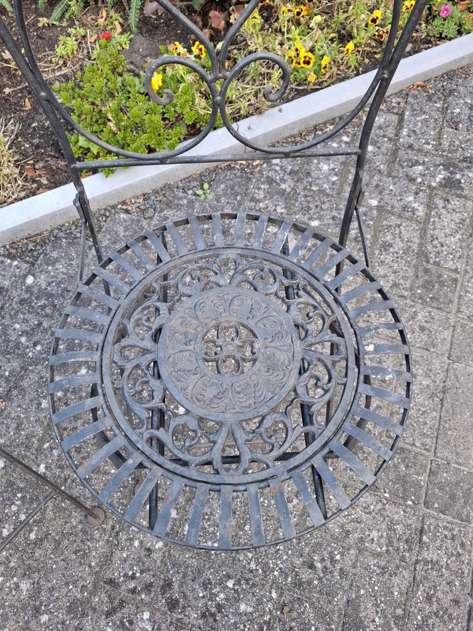 Set gietijzeren tuinstoelen