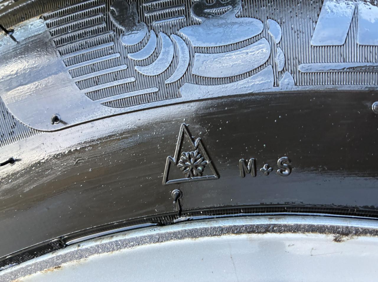 Winterbanden 205/60 R16 op lichtmetalen velgen