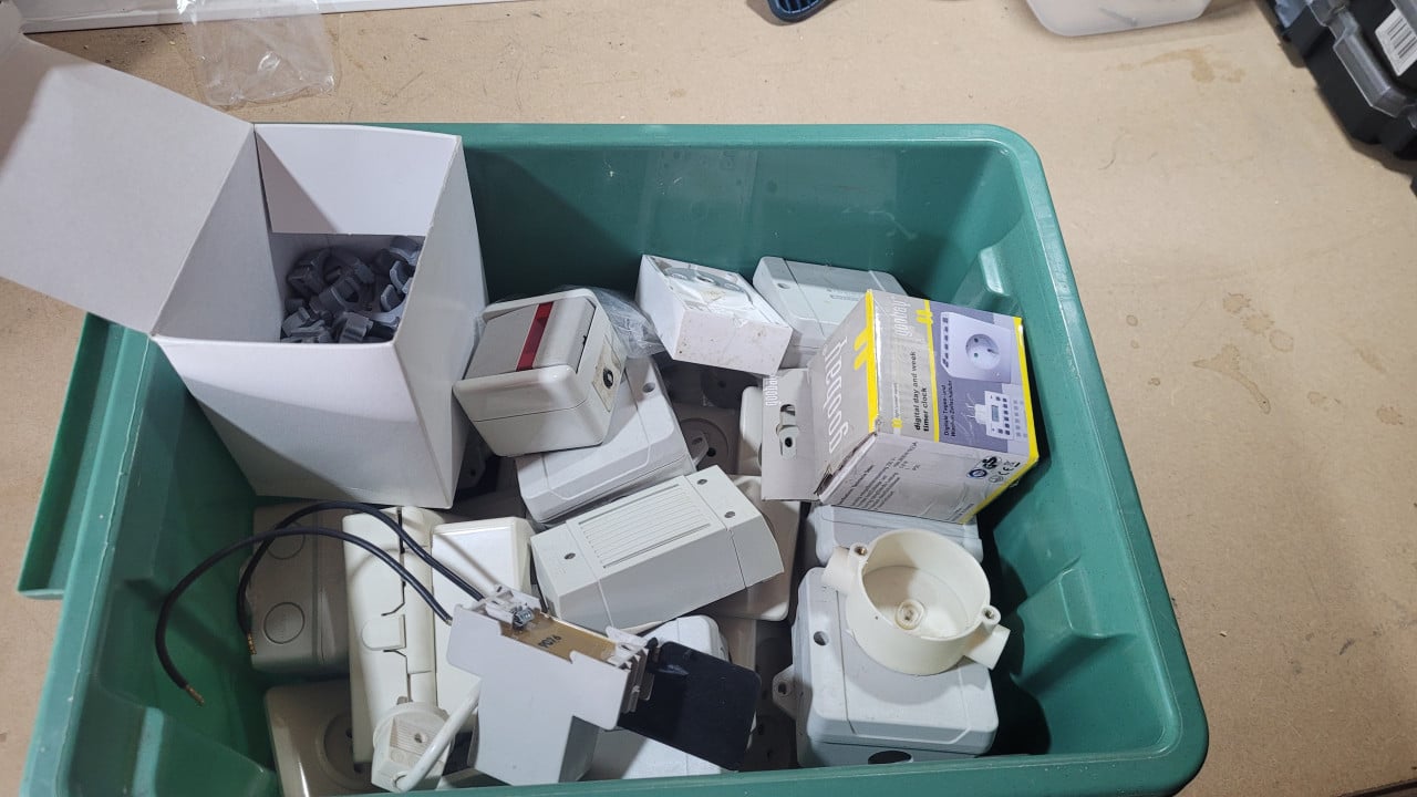 Gira schakelmateriaal + diverse elektra