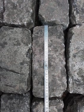 42 stuks granieten boordstenen.