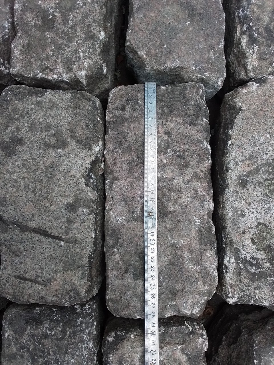 42 stuks granieten boordstenen.