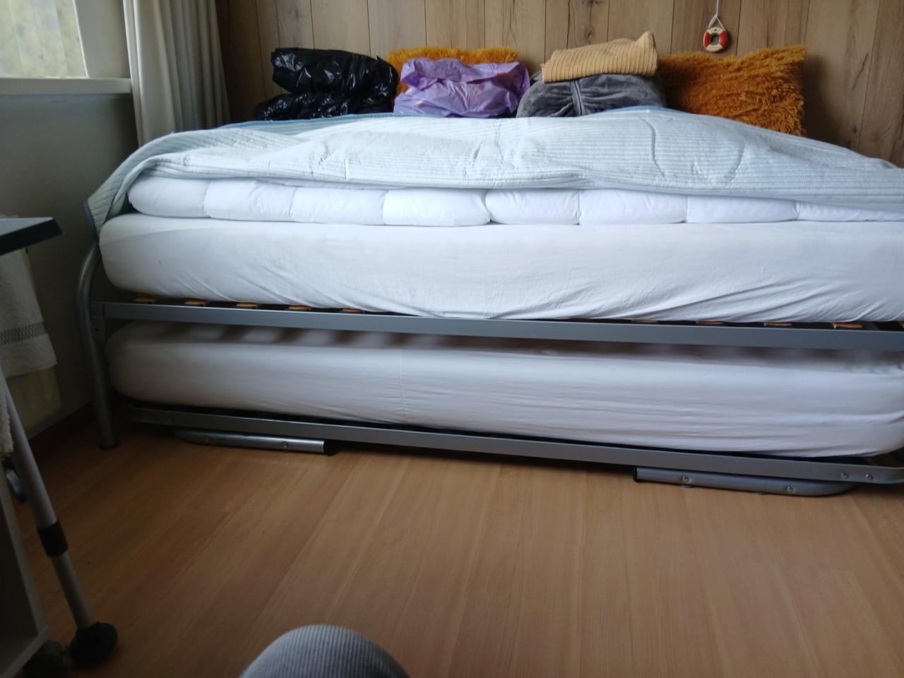 Stel onderschuif bedden dus 2 x van 200 x 90 cm  Matras 20 cm dik