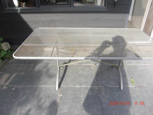 Tuintafel metaal    (gratis ophalen)