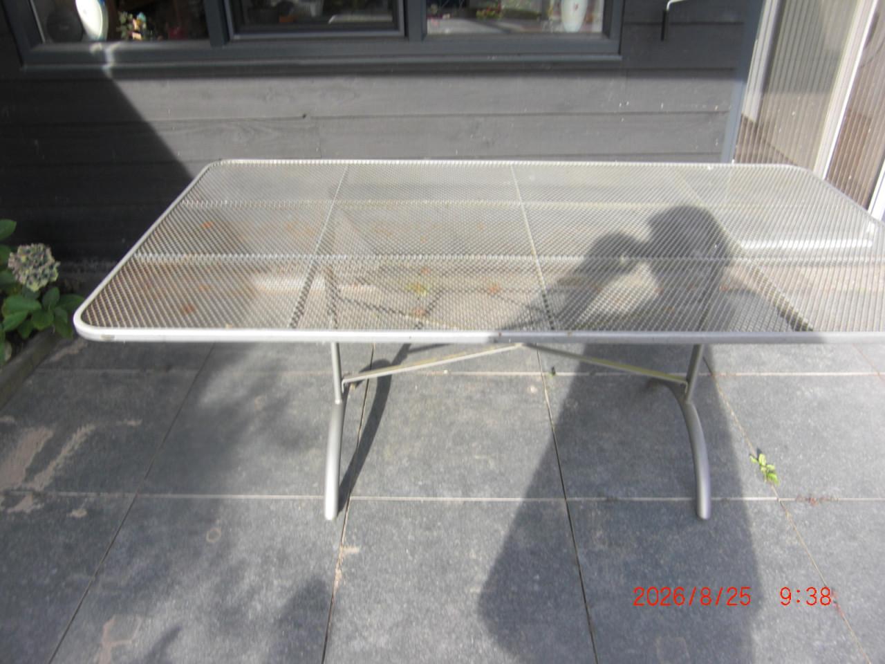 Tuintafel metaal    (gratis ophalen)