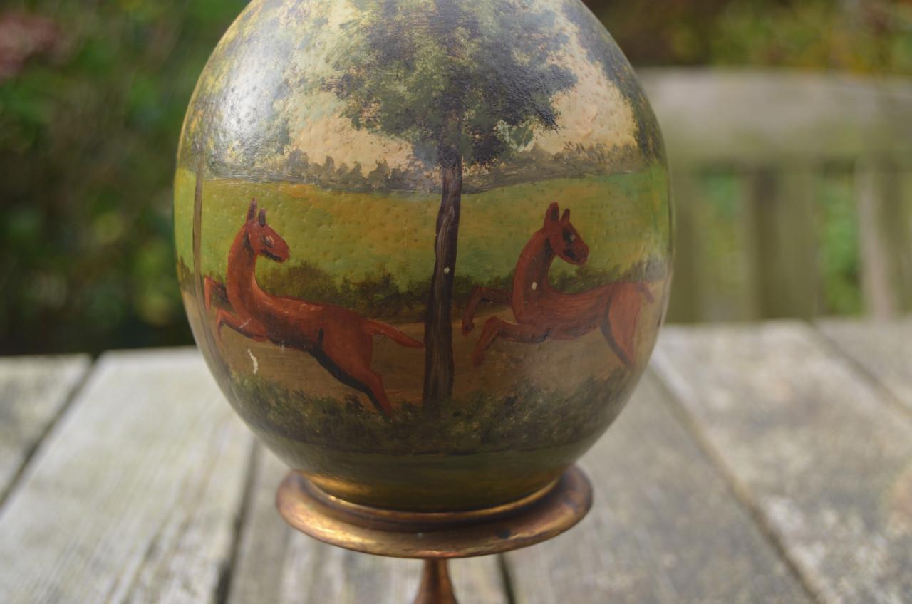 Antiek primitief beschilderd struisvogelei: jachtscene