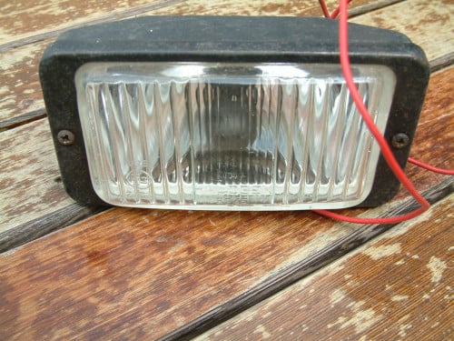 2 oudere lampen voor auto -motor  bumper of grill  1 hella