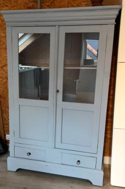 Antieke servieskast met blauw/grijze krijtverf.