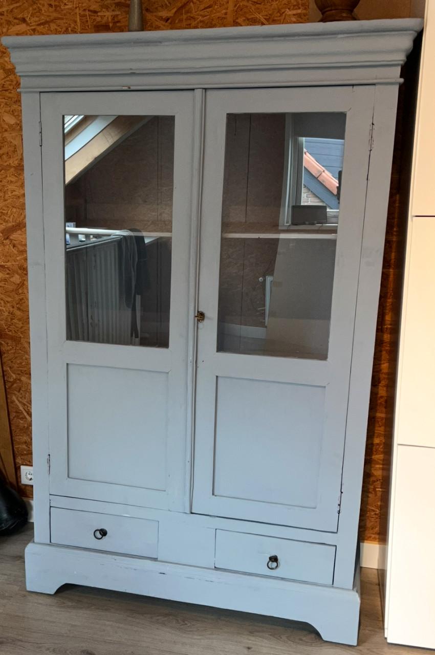 Antieke servieskast met blauw/grijze krijtverf.