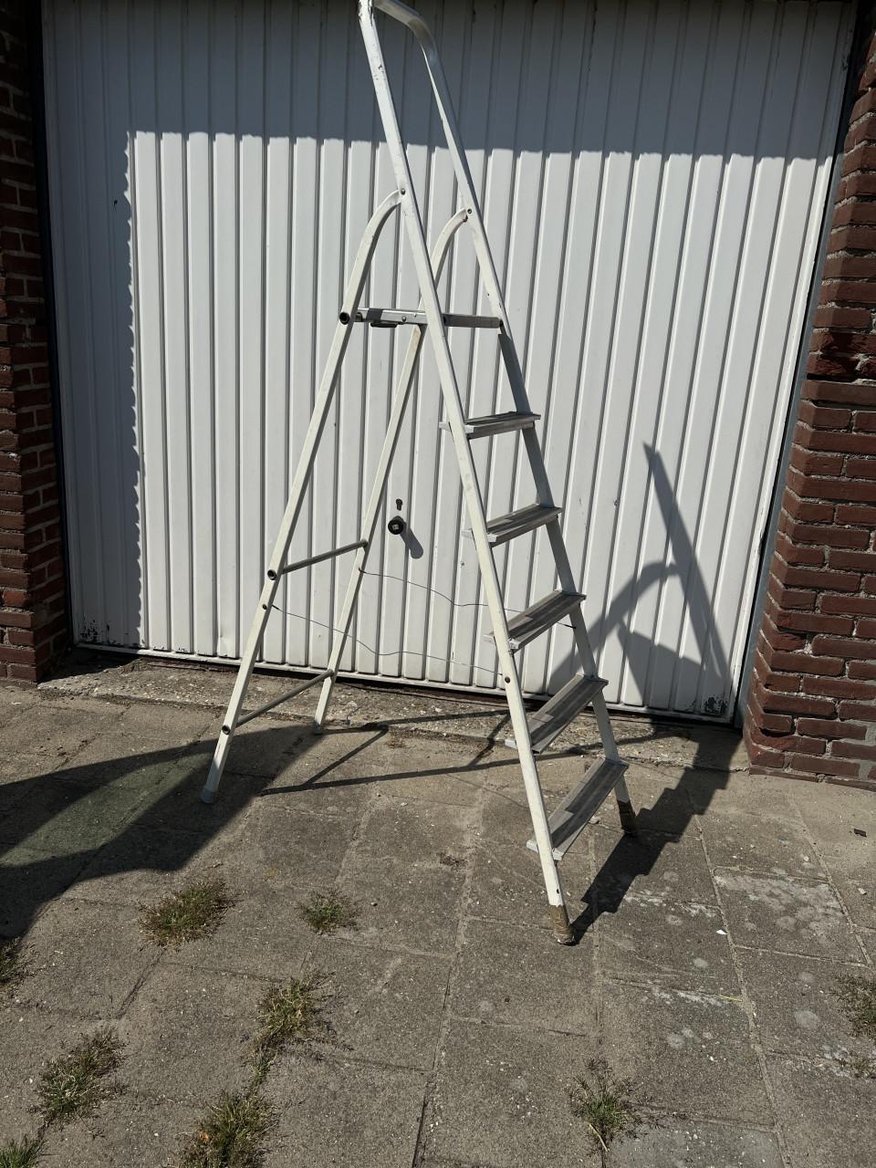 Zeer stevige huishoud-/klustrap met 6 treden van degelijke kwaliteit.