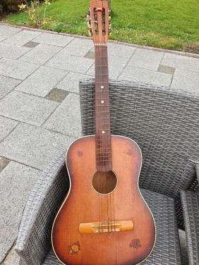 Prachtige antieke gitaar jaren 60 met 6 snaren in goede staat...