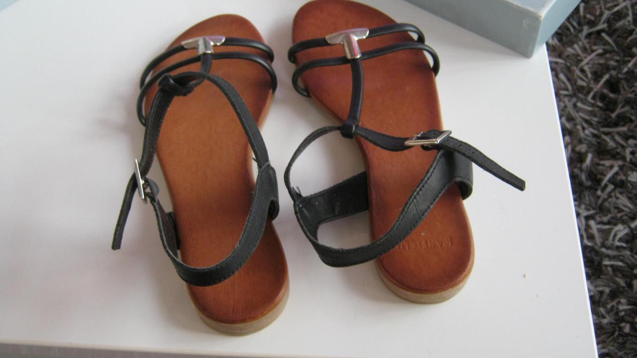 NIEUW SANDALEN MAAT 37 KLEUR ZWART 20 EURO