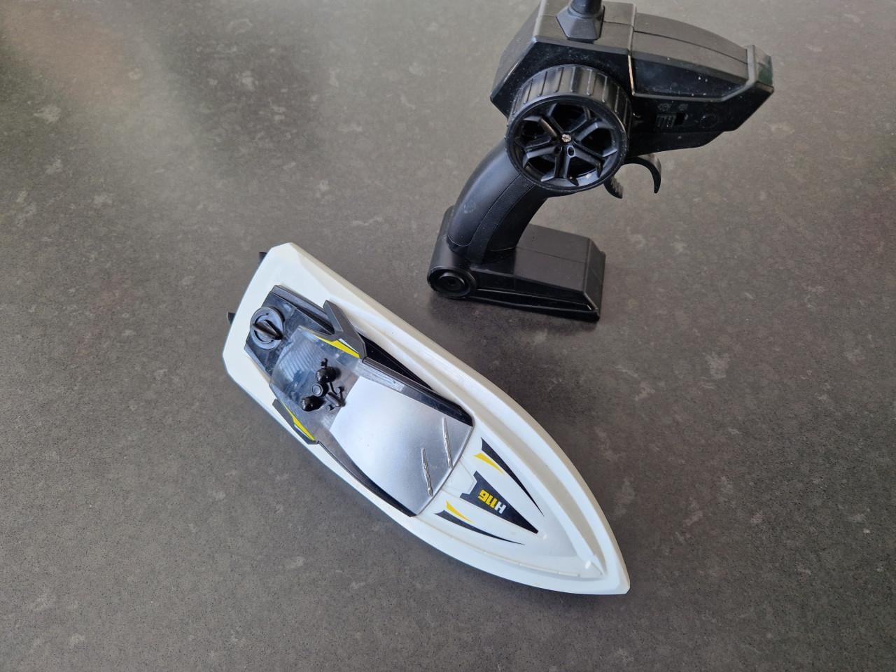 Afstandsbestuurbare boot