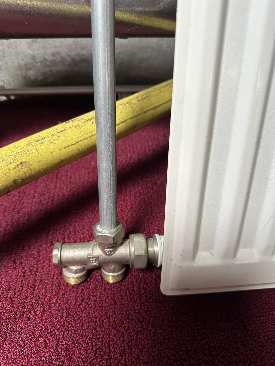 Te koop zo goed als nieuwe radiator met aansluitingen en beugels