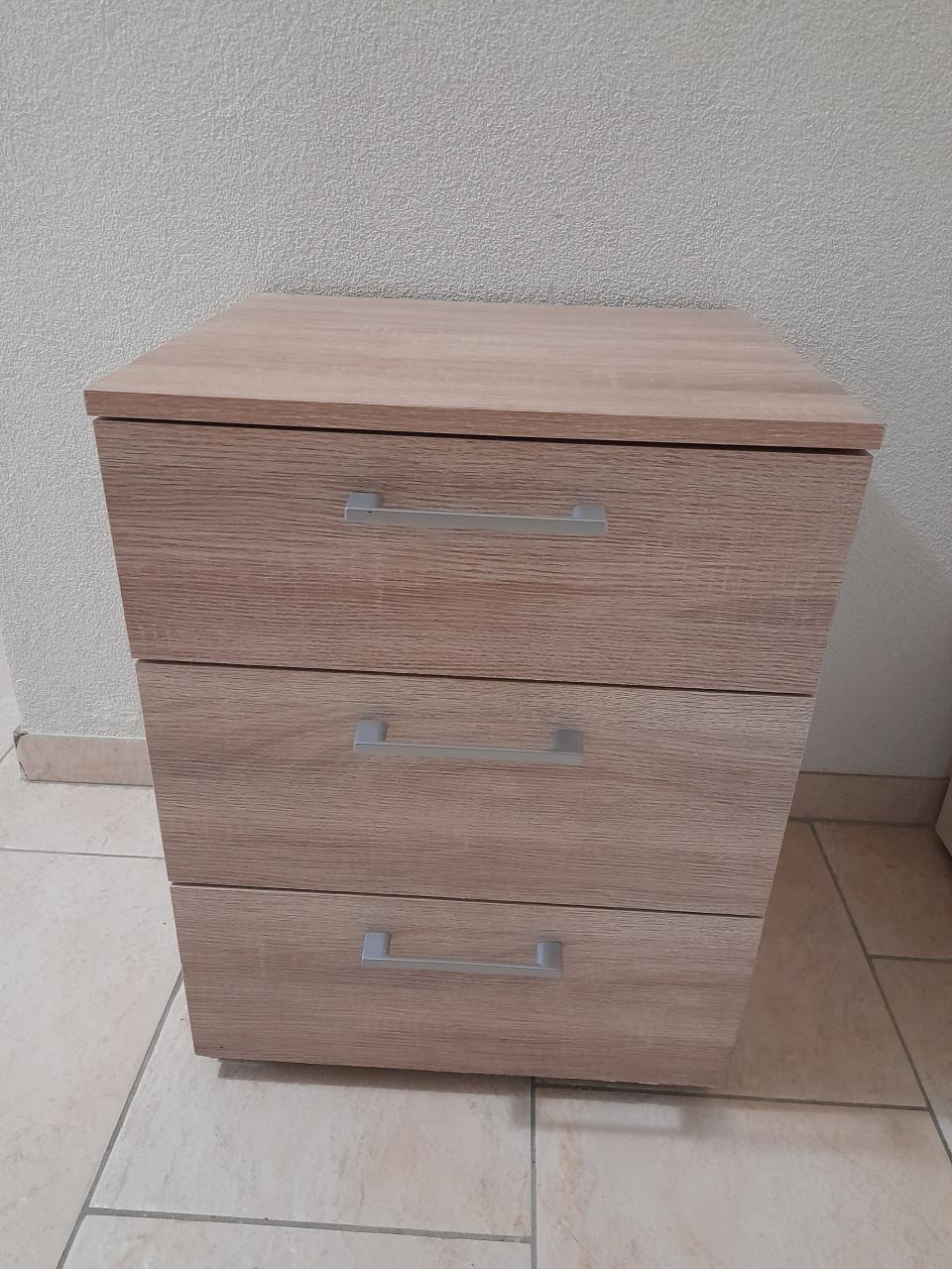 Nachtkastje 45 x 39 x 59H (in goede nette staat )