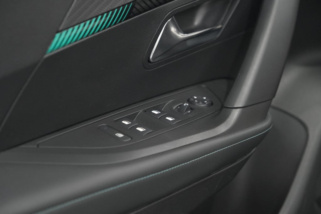 Peugeot 2008 puretech 102 allure pack | camera | apple carplay | parkeersen