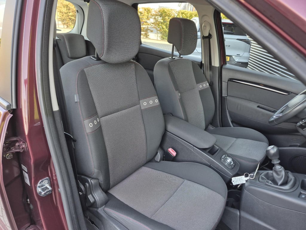 Renault Scenic 1.6 110 expression navigatie, clima, trekhaak, all seasonban