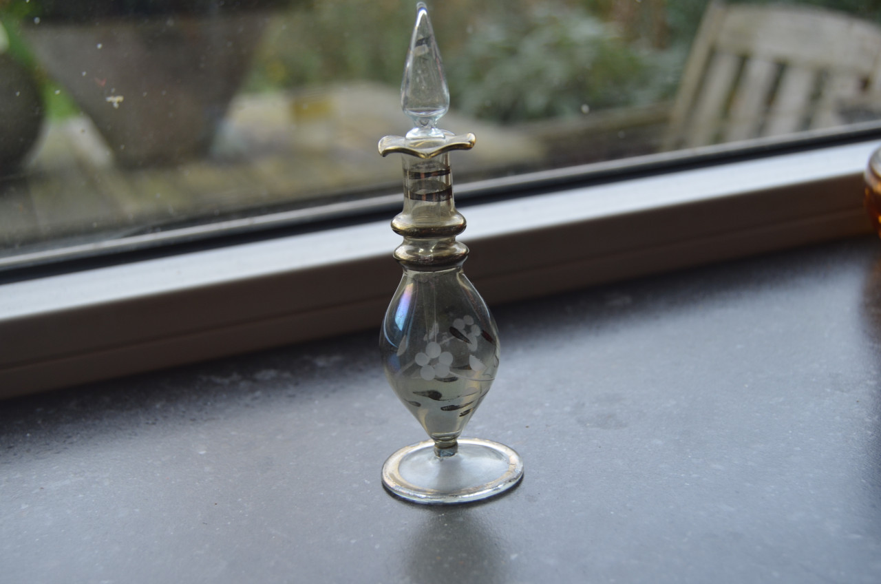 Glazen parfumflesje vrij fragiel, mooi beschilderd.