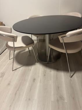 Ronde eetkamertafel met 4 stoelen