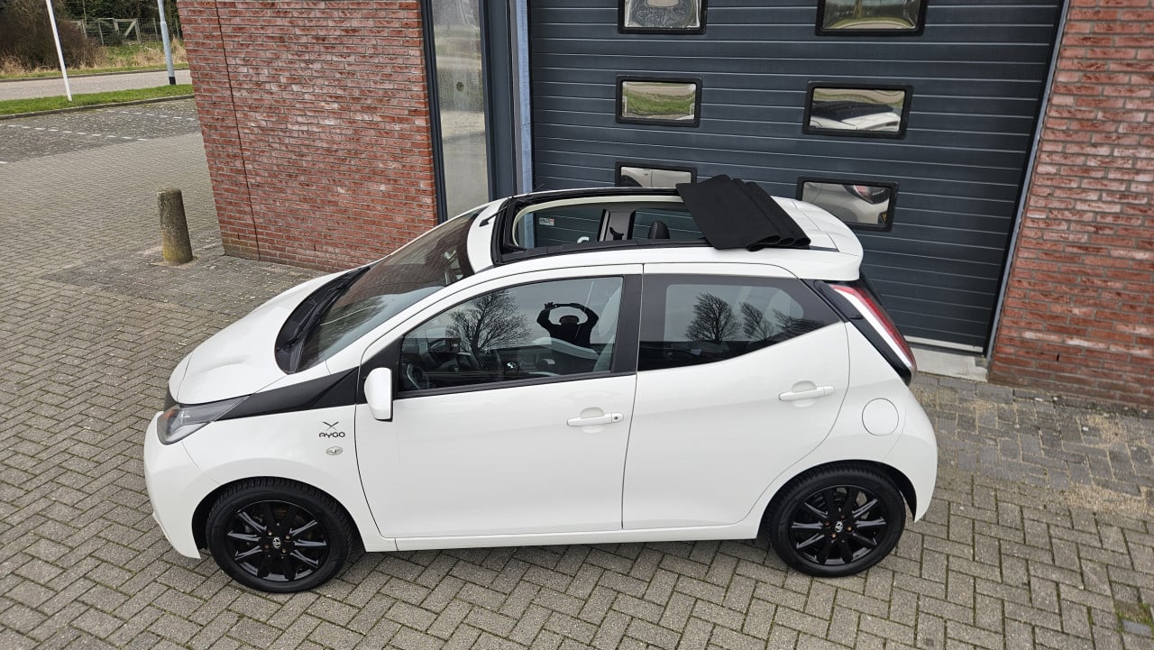 Zuinige en Sportieve 5drs TOYOTA AYGO X-WAVE Cabrio Top / 2016 / 80.865km !
