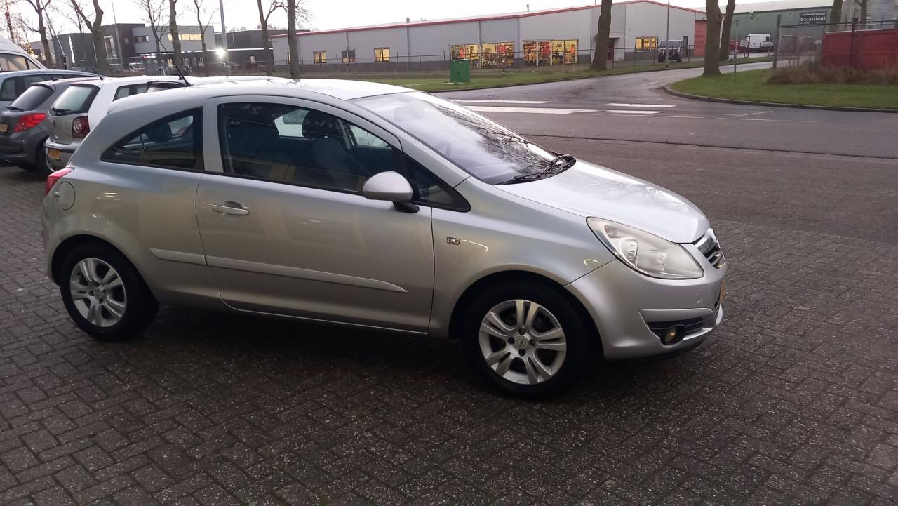Opel CORSA 1.4 16v Enjoy 3drs bj:2007 airco lm-velgen apk 12-2026