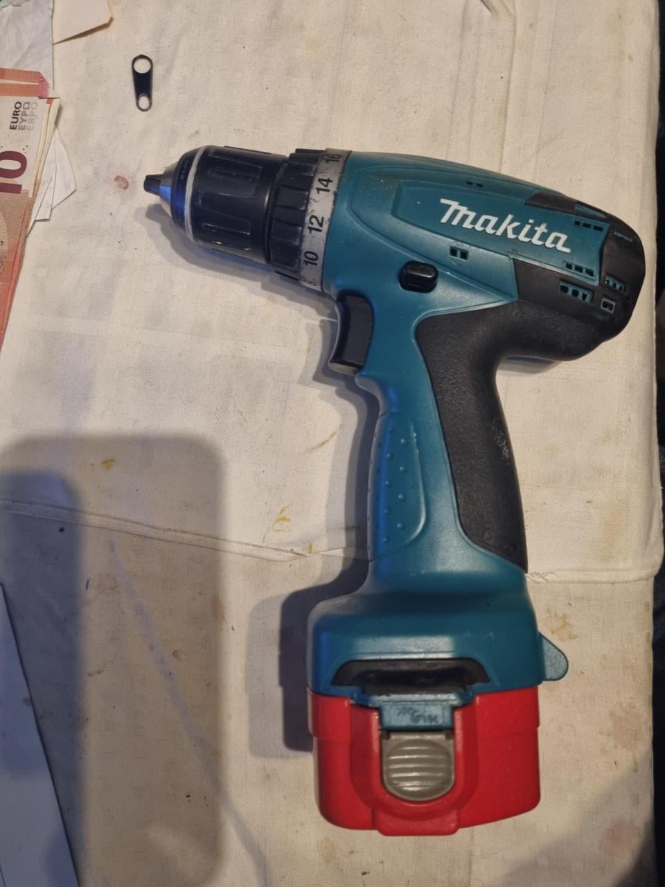 2 x Accu-boormachine 9,6 Volt * MAKITA * + 2x Lader + 3e Accu & 12Volt