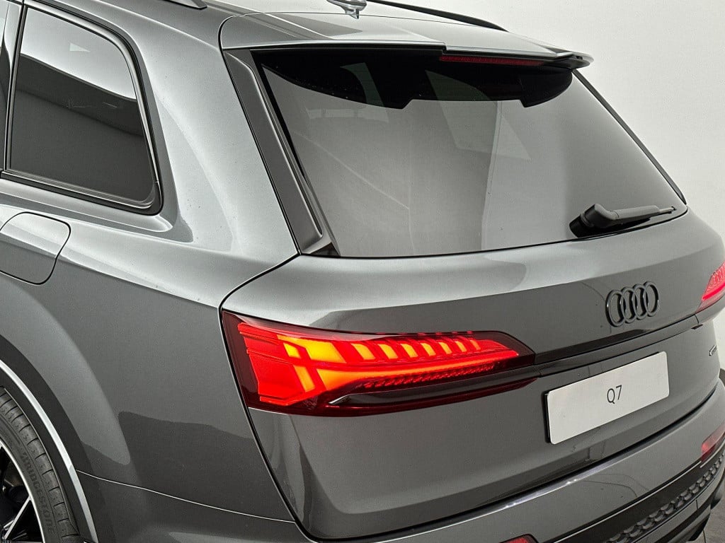Audi Q7 pro line s 55 tfsi e 290 kw / 394 pk suv 8 versn.