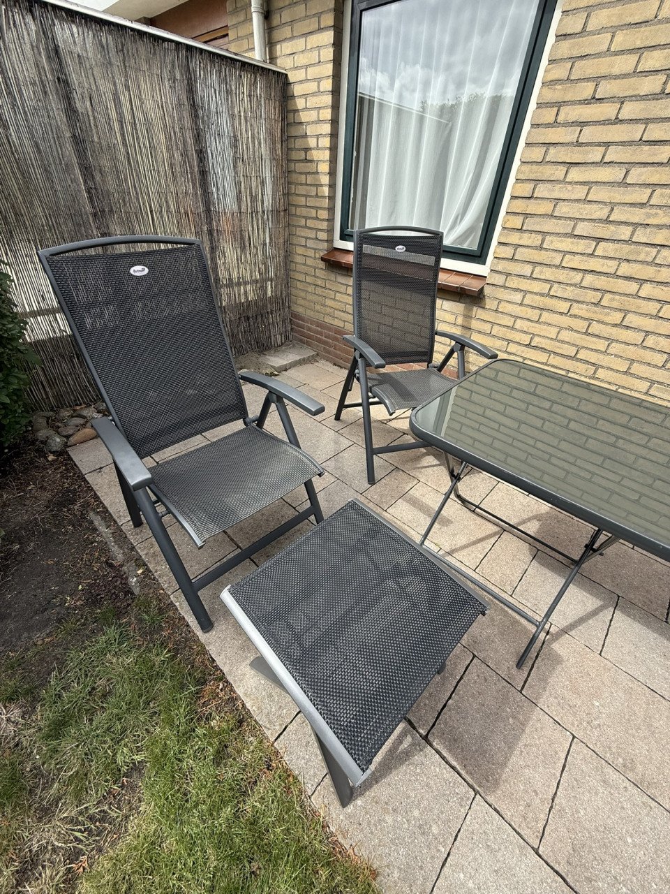 Te koop aangeboden: tuinset bestaande uit 4 stoelen, voetenbankje en tafel