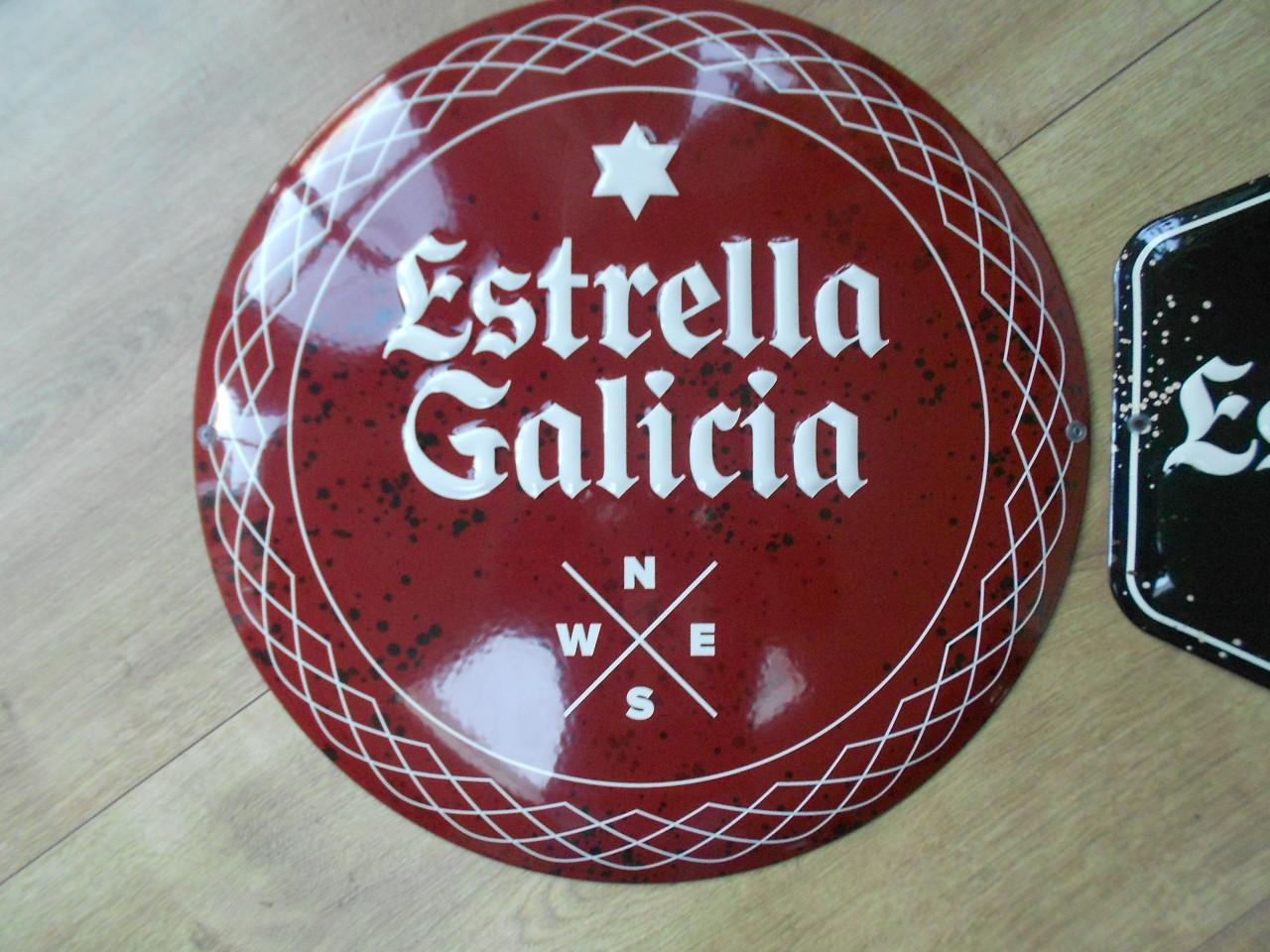 Twee emaille reclameborden estrella galicia bier reclame bord plaat schild