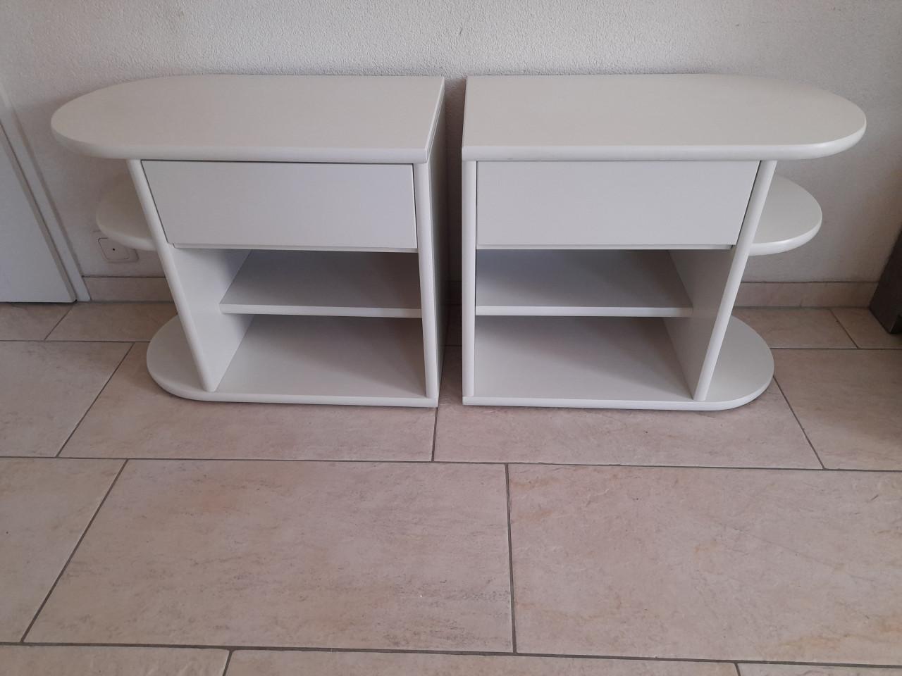 2 Nachtkastjes  63  x 35 x 53H ( in goede nette staat )