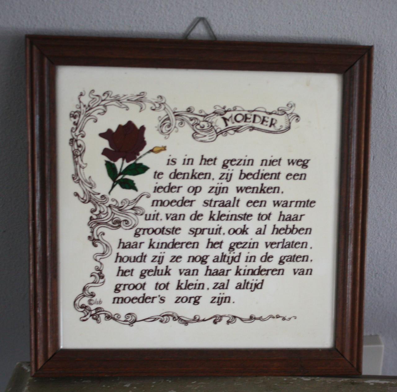 Tegeltje met spreuk in houten listje