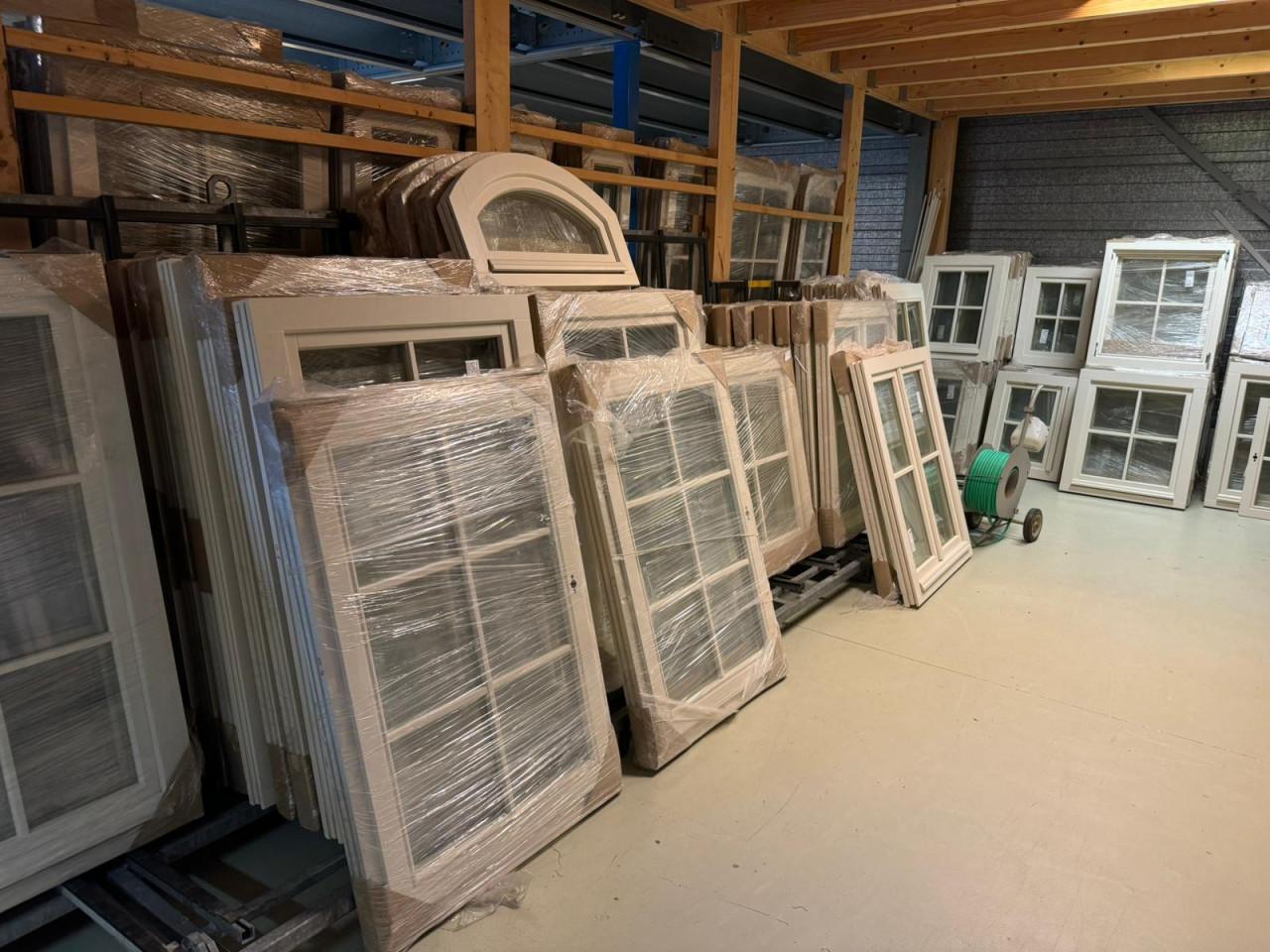 Loods vol nieuwe meranti houten kozijnen