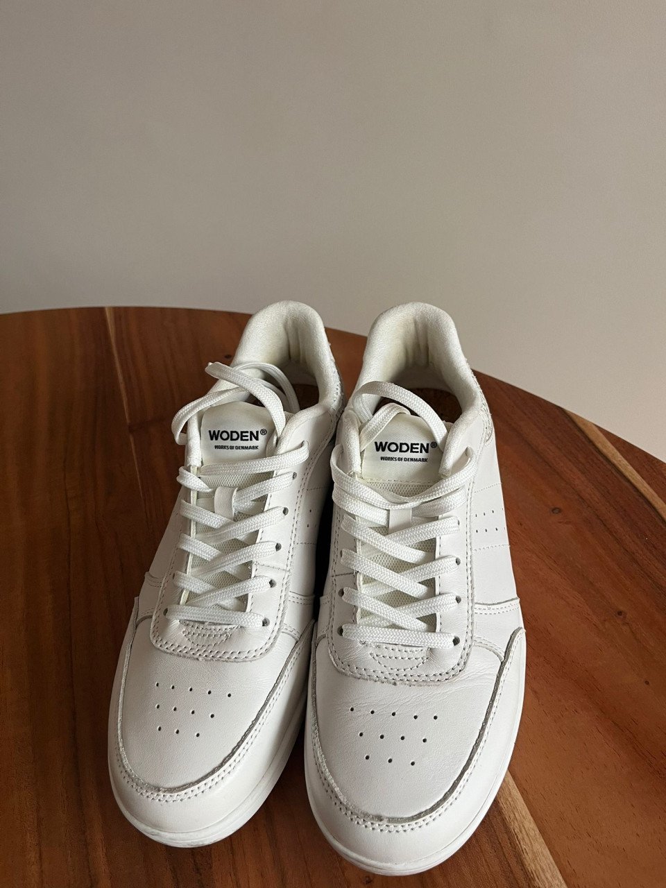 Te koop witte Woden sneakers