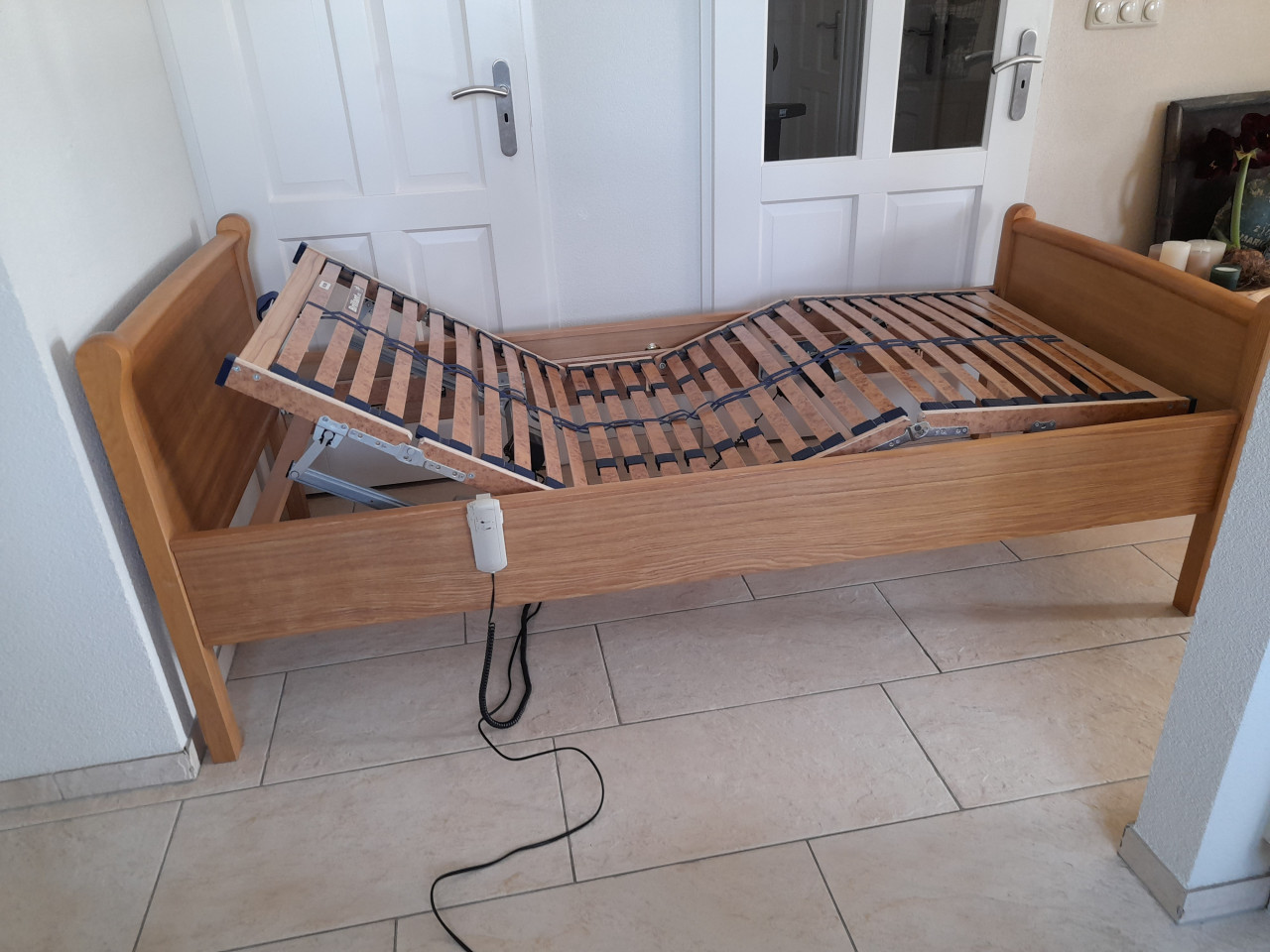 Elektrisch verstelbaar senioren bed 90 x 200( in goede staat) + nachtkastje