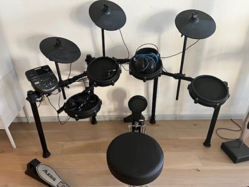Elektrische drumset van Alesis incl. koptelefoon en krukje