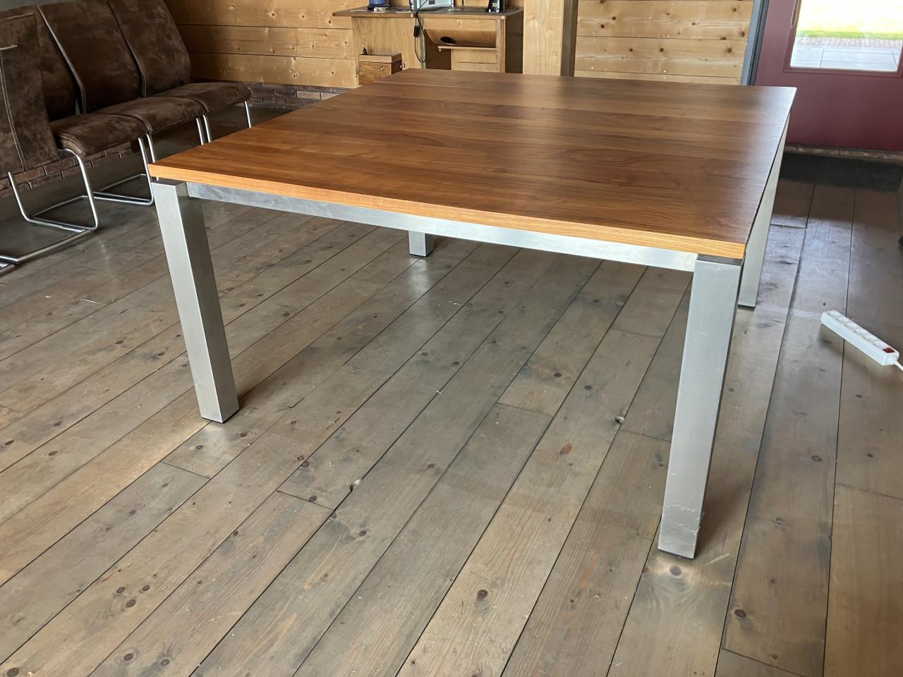 Eettafel met stoelen