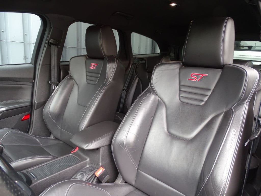 Ford Focus wagon 2.0 st-3 250pk | camera | recaro | 19"