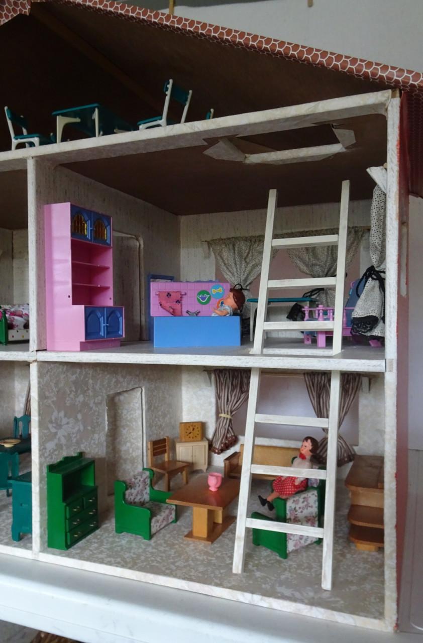 Poppenhuis met inrichting