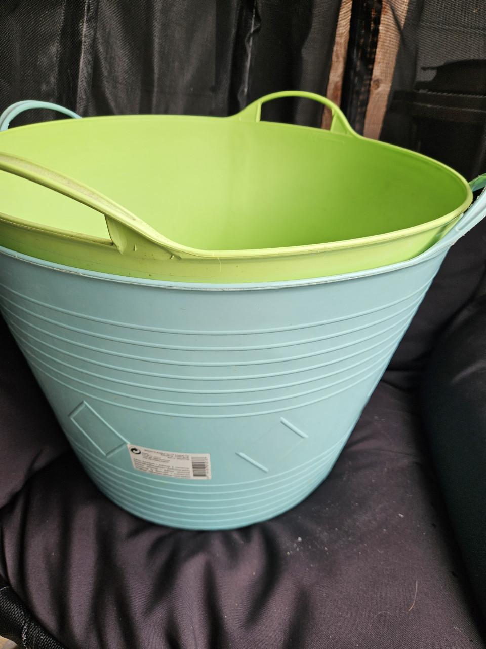 2 x grote flexibele wasmand samen 5 euro