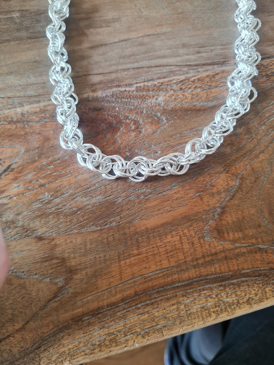Zilvere ketting met een fantasy schakel.