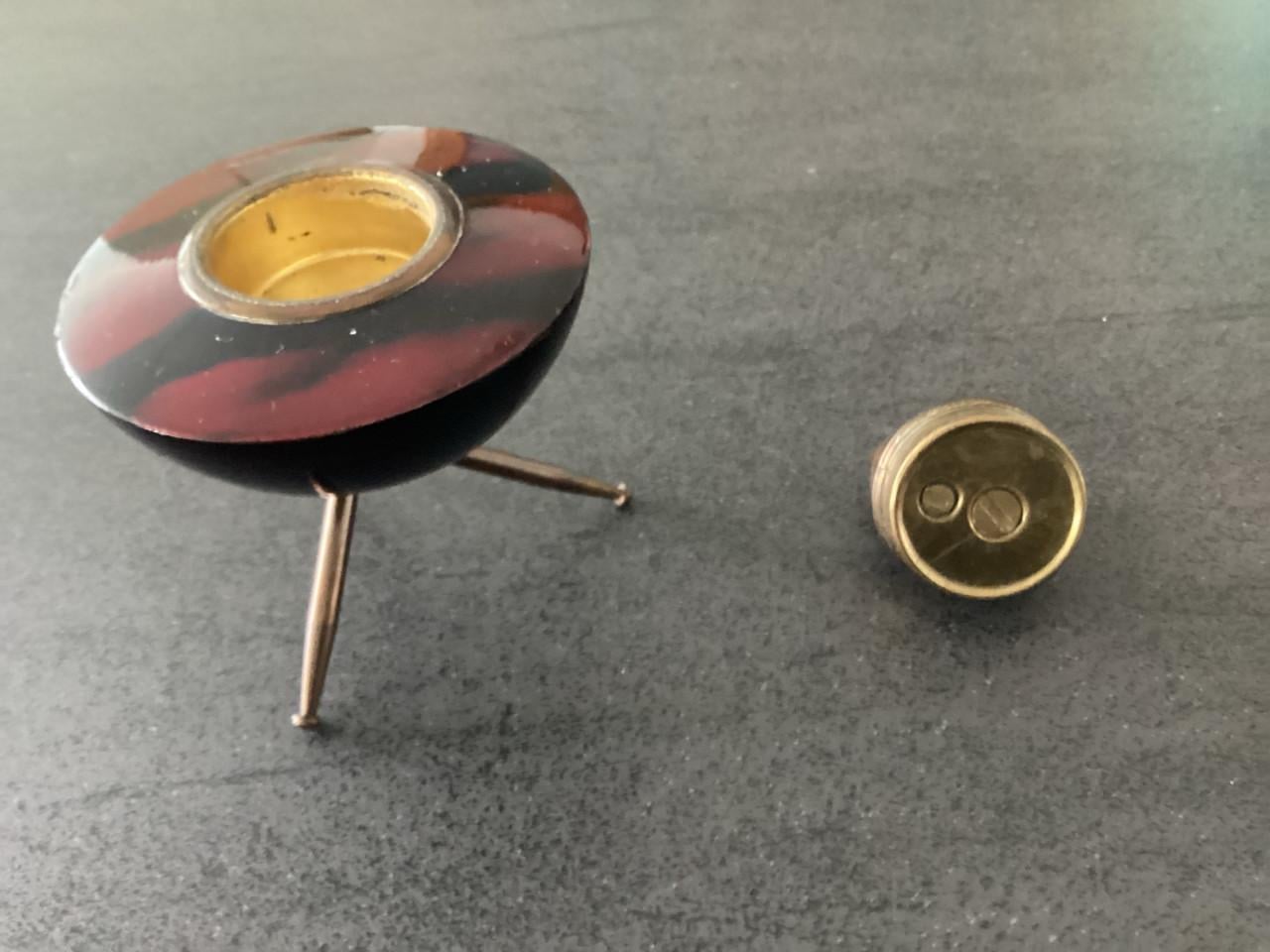 Tafelmodel aansteker en doosje. (pillen? )