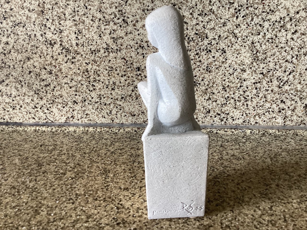 Een mooi beeldje van Parostone ‘88.   Hoogte inclusief sokkel 17 cm.