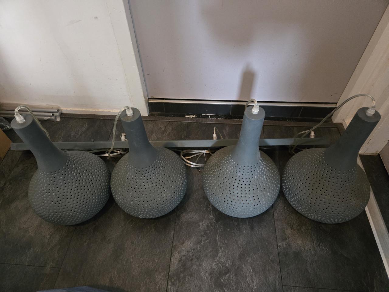 Industriële 4-lichts hanglamp met betongrijze,  en druppelvormige kappen