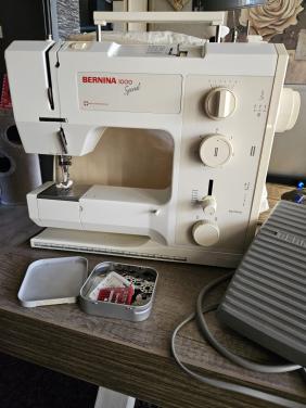 Mooie werkende Bernina 1000 special naaimachine groot pedaal