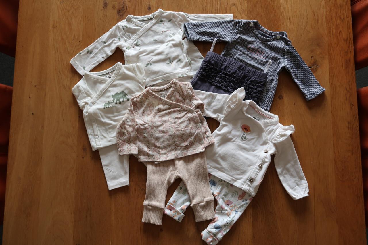 5 Setjes, meisjes truitjes met legging maatje 44 schoon en fris voor €10,00