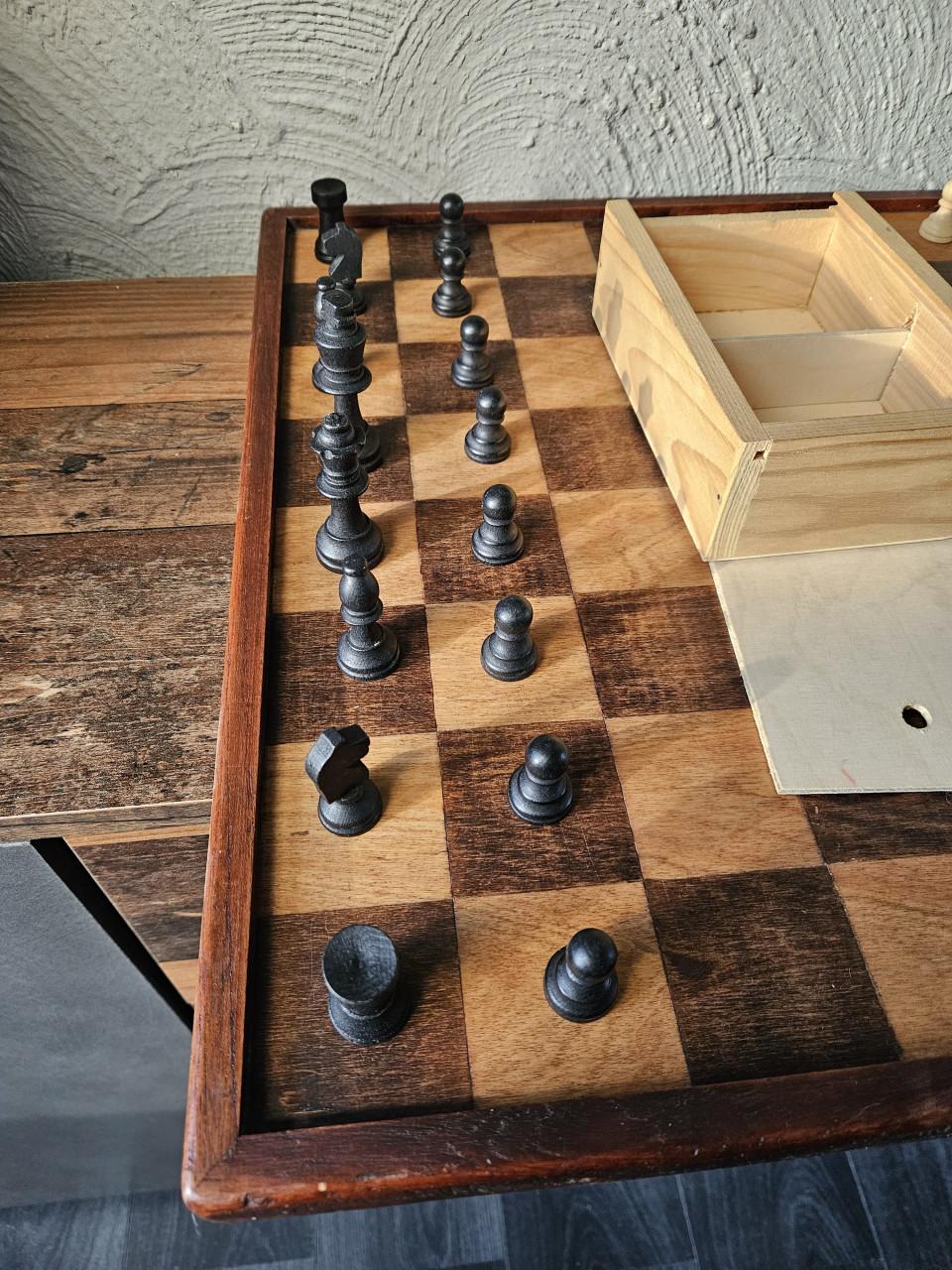 Groot antiek houten schaakspel met opbergdoosje, zeer nette staat