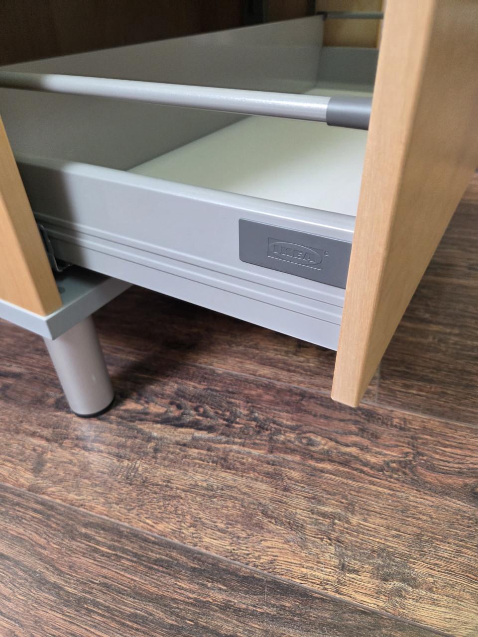 Praktische, compacte vitrine/boekenkast (IKEA)