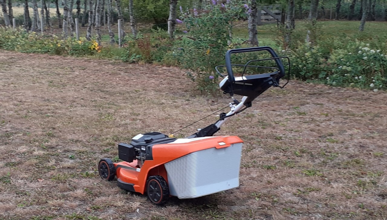 Stihl benzinemaaier, 51 cm, 1 jaar oud. Nieuwprijs nu €750.     VRAAGPRIJS: