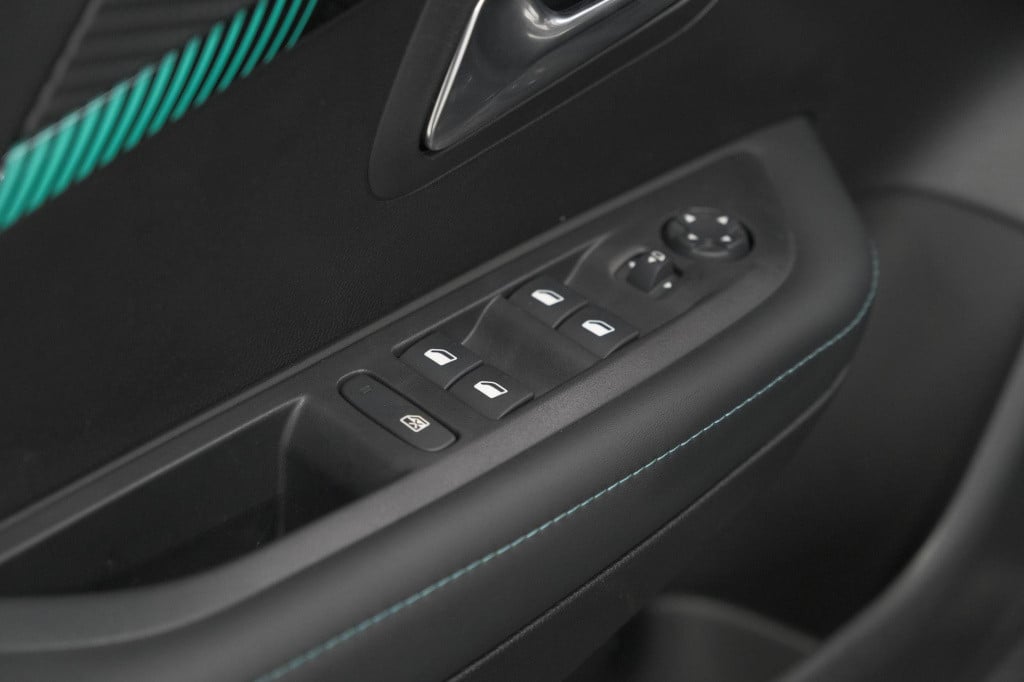 Peugeot 208 puretech 100 allure pack | camera | apple carplay | stoelverwar
