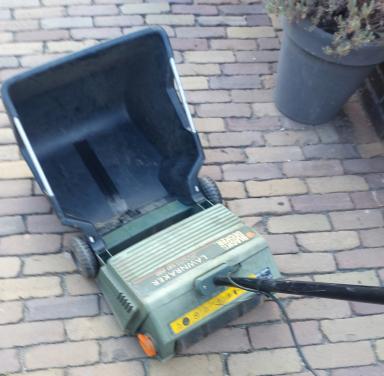Verticuteer of ontmosser voor klein gazon.Black en Decker